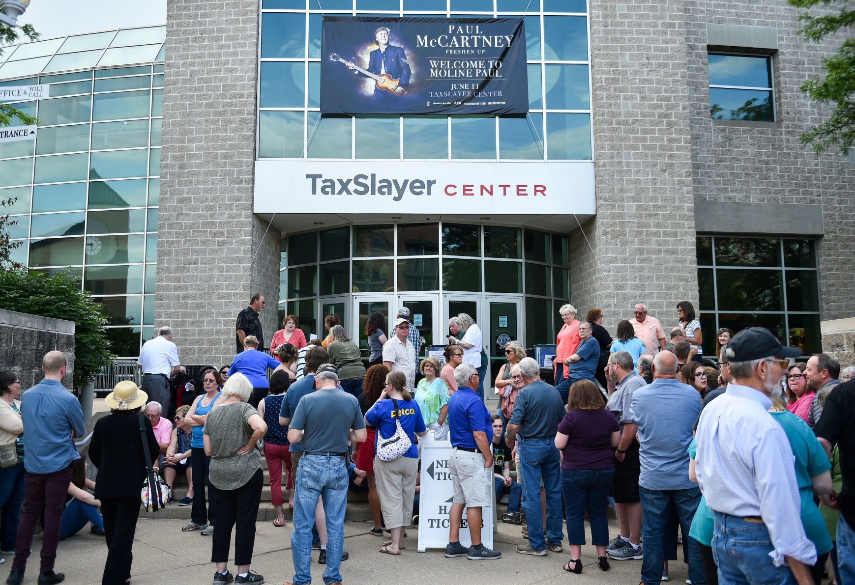 061219-McCartney-Fans-011a.jpg